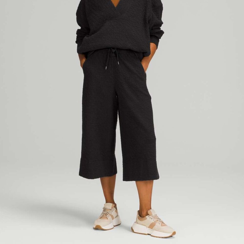 Lululemon‎ womens black casual Rippled Wide Leg Super-High-Rise Crop size 6